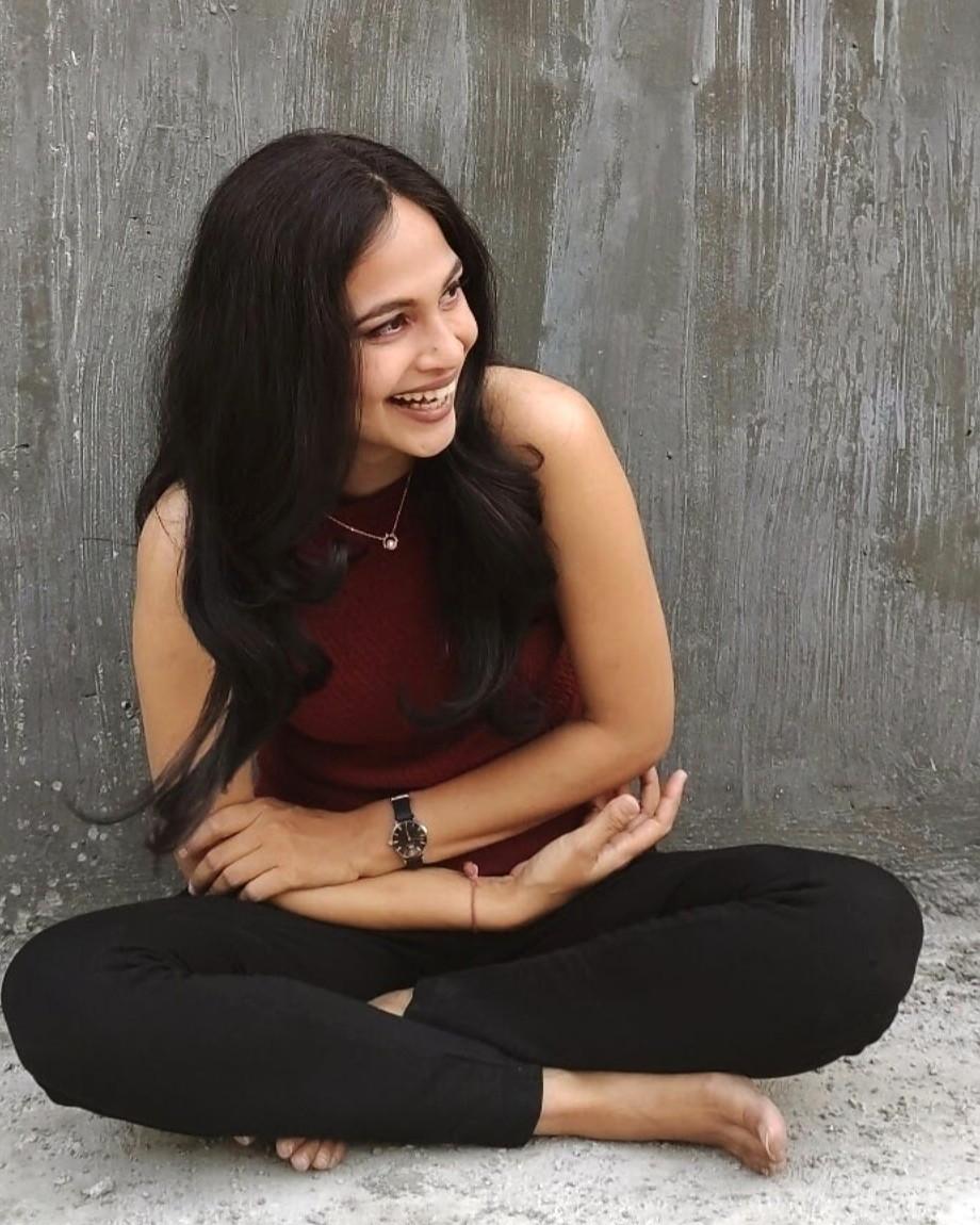 Akshaya Kolhe, founder of leafwall4u, seated against a concrete wall
